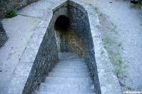 sisteron : descente des escaliers vers les sous sols