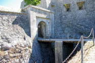 sisteron : la citadelle, porte,emplacement d'un pont-levis
