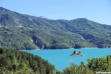 vue générale sur le lac, la chapelle, montagnes et forêt