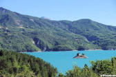 vue générale sur le lac, la chapelle, montagnes et forêt