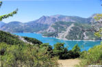 Vallée de l'Ubaye : paysage boisé et lac de Serre Ponçon