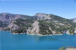 Vallée de l'Ubaye : les montages plongleant dans les eaux bleues du lac