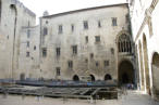 Avignon : cour intérieure du palais des papes