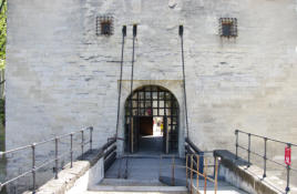 Avignon : entrée du pont Bénézet