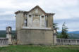 Forcalquier :monument sur esplanade vers la chapelle