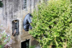 Bonnieux : façade maison avec photographie et arbre