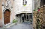 Bonnieux : porte ancienne dans ruelle du village