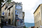 Bonnieux :tag femme à l'ombrelle sur un mur