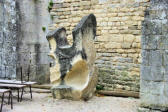 Lacoste : sculpture en pierre dans une rue