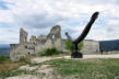 Lacoste : château et sculpture les bras écartés