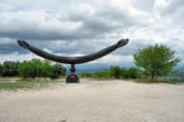 Lacoste : esplanade du château avec sculpture bras écartés