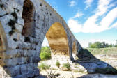 Bonnieux : arche centrale et ouverture dans la pile du pont