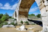 Bonnieux : arche centrale avec trous dans la pile