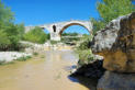 Bonnieux : vue éloignée du pont et de la rivière