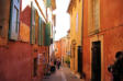 Roussillon : ruelle et façades de maisons de couleur rouge au jaune
