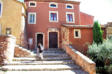 Roussillon : escalier, maison rouge adossée à l'église