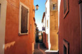 Roussillon : ruelle étroite et façades de maisons de couleur ocre