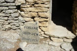 Gordes : le village des Bories,entrée de la bergerie