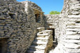 Gordes : le village des Bories, habitation, escalier