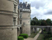 le Lude ( le château ) : vue sur le château et les douves