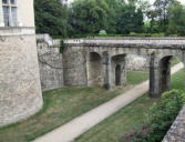 le Lude ( le château ) : pont surplombant les douves