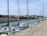 Noirmoutier en l'Ile : le port, le chenal avec les bateaux de plaisance