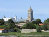 Noirmoutier en l'Ile : vue sur la ville, le château et l'église
