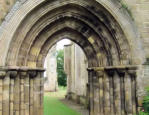 Abbaye de l'Ile Chauvet : détail du portail