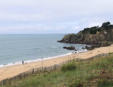 La Pointe de Chemoulin: promeneur et son chien sur la plage