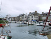 Le Croisic - alignement de bateaux et de maisons le long des quais