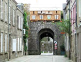 Guérande : dans les rues de la cité médiévale, porte fortifiée
