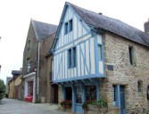 Guérande : maison à pans de bois bleue