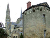 Château de Martigné Briant et église Saint-Simplicien.