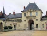 Abbaye de Fontevraud : acceuil vue depuis la cour intérieure