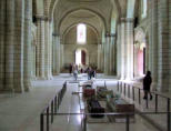 Abbaye de Fontevraud : gisants au centre de la nef