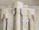 Abbaye de Fontevraud : salle capitulaire,chapiteaux des colonnes