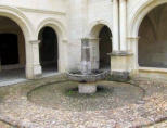 Abbaye de Fontevraud :le cloître, fontaine
