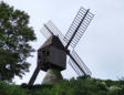 Turquant : moulin à vent au dessus du village troglodytique