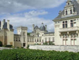 Brézé : le château, façade et tour de l'horloge au centre