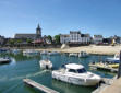 Piriac sur Mer : le port  - bateaux au port et église Saint Pierre en arrière plan