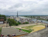 Saumur : le château,estrade spectateurs, cour intérieure,église Saint Pierre, la Loire