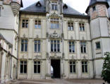 Saumur : hôtel de ville, vue de la façade extérieure dans la cour intérieure