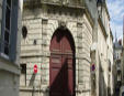 Saumur : façade et portail d'angle d'immeuble