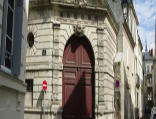 Saumur : façade et portail d'angle d'immeuble