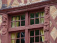 Saumur : personnages en bois sculptés sur façade de maison de la vieille ville