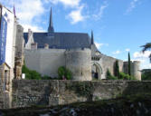 Montreuil Bellay : collégiale et murs d'enceinte