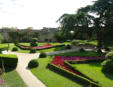 Montreuil Bellay : massifs fleuris dans le parc du château