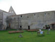 Maillezais   ( le marais poitevin ) l'abbaye Saint Pierre cour intérieure de l'Hôtellerie