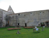 Maillezais   ( le marais poitevin ) l'abbaye Saint Pierre cour intérieure de l'Hôtellerie