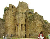 Talmont Saint Hilaire : vue du donjon depuis la cour intérieure du château